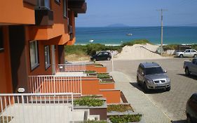 Praia de Quatro Ilhas a 50 metros do mar